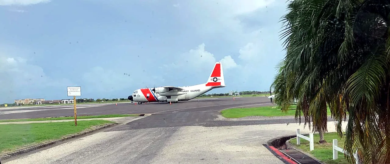 Avión en la plataforma del Aeropuerto de Liberia durante los trabajos de pintura