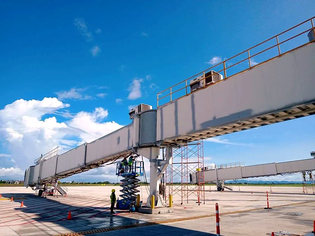 Pintado de una manga de abordaje desde plataforma de tijera en el Aeropuerto Internacional de Liberia