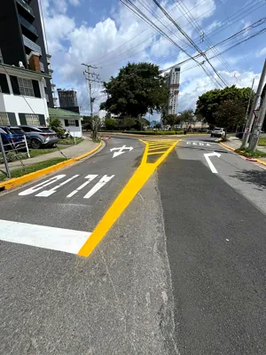 Isla amarilla, flechas y CEDA en una intersección, sector de Escalante