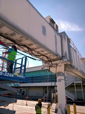 Trabajo en altura sobre una manga de abordaje, Aeropuerto de Liberia