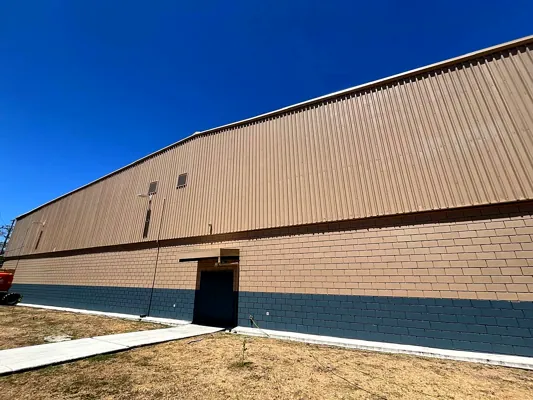 Fachada terminada en beige con zócalo oscuro, PriceSmart Santa Ana