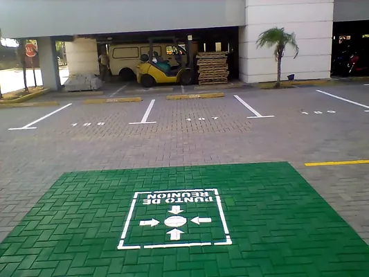 Punto de reunión pintado en verde, Zona Franca del Este