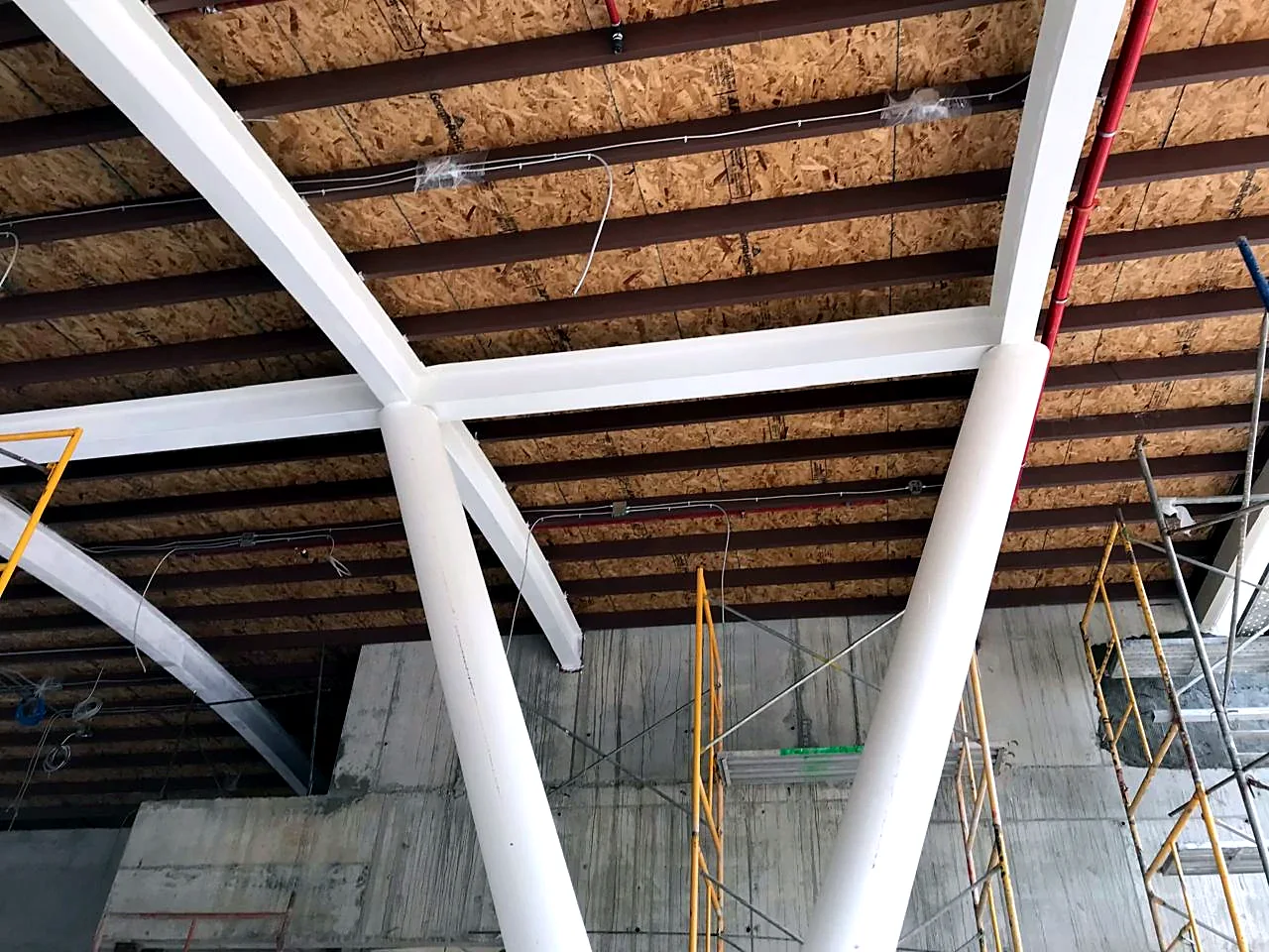 Columnas metálicas en Y con sistema intumescente en Santa Ana Country Club