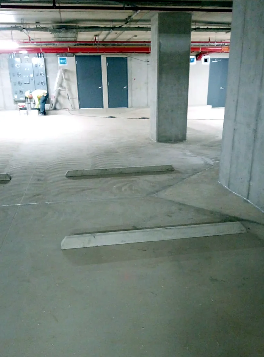 Antes: espacios de parqueo sin demarcar con topes de concreto