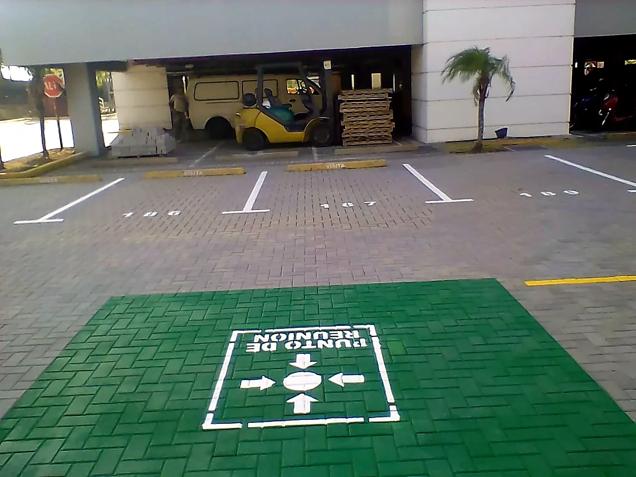 Punto de reunión pintado en verde sobre adoquín en Zona Franca del Este